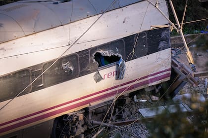 En una de las llamadas, desde el centro de mando le indican al maquinista que no hay otro tren cerca, ignorando la presencia de la otra formación que ya había formado parte del siniestro (AP foto/Manu Fernández)