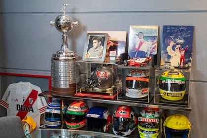 En una de las paredes de la oficina, Zulemita exhibe algunos cascos que usó su hermano Carlitos Junior, remeras de River firmadas por los jugadores y una réplica de la Copa Libertadores de América