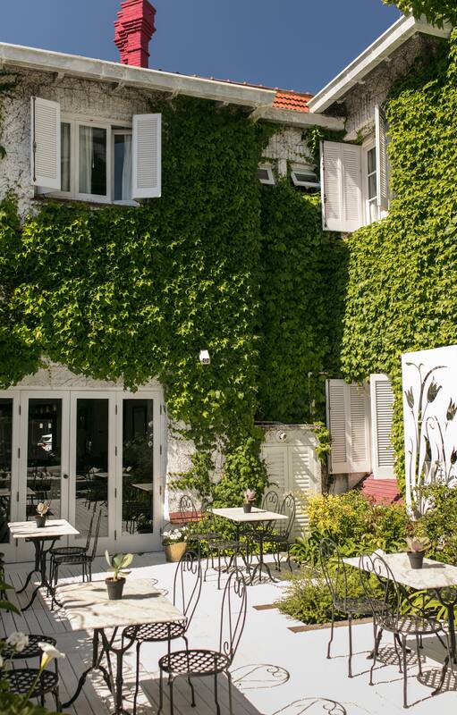 En una de las primeras casonas del barrio Stella Maris, de 1918, se encuentra Altos de Güemes, encantador hotel de 25 habitaciones con desayunador en el porche, escaleras y pisos originales.