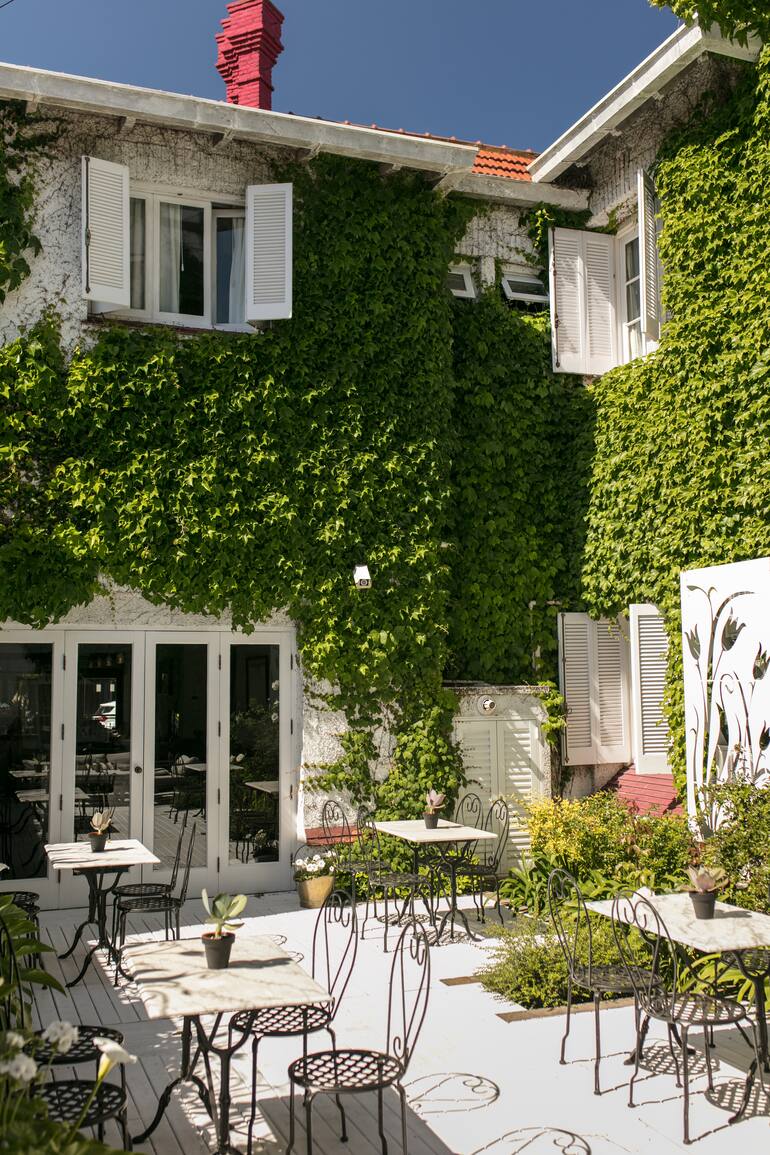 En una de las primeras casonas del barrio Stella Maris, de 1918, se encuentra Altos de Güemes, encantador hotel de 25 habitaciones con desayunador en el porche, escaleras y pisos originales.