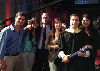 En una de sus graduaciones, junto a sus padres, Pablo y Graciela, y sus hermanos