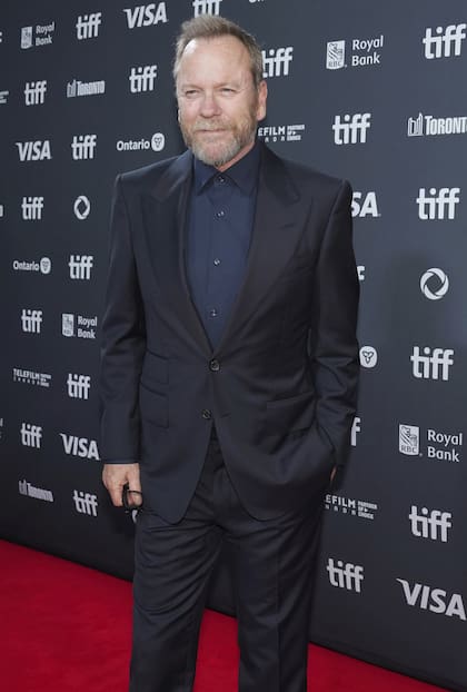 En una de sus primeras apariciones públicas tras la muerte de su padre Donald, Kiefer Sutherland asistió en Toronto al estreno de Takin' Care of Business, que relata la búsqueda de la estrella de rock Randy Bachman de las cosas que perdió a lo largo de su vida, incluida su querida guitarra Gretsch de 1957, y cómo las recuperó
