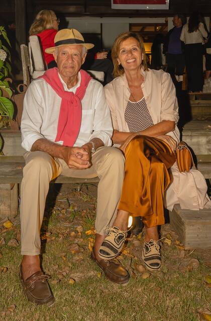 En una de sus primeras salidas públicas tras el fallecimiento de su hermana, Olga Naum, la diseñadora Graciela Naum y su esposo Jorge Aguirre asistieron a la exhibición del fotógrafo Marcos López. Se trata de "Desaforado" en Espacio Foto Arte en Punta del Este