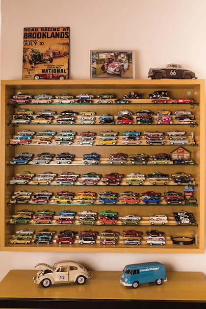 En una de sus vitrinas, guarda su colección “de oro”: modelos norteamericanos de los años 60 y 70, de la marca Johnny Lightning.