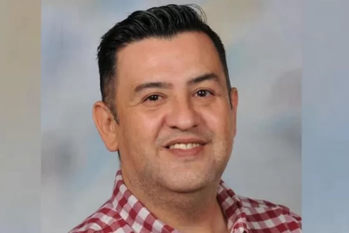 En una desgarradora entrevista con la cadena ABC News, el maestro Arnulfo Reyes dijo a la policía: "Ustedes tenían un chaleco antibalas. Yo no tenía nada"