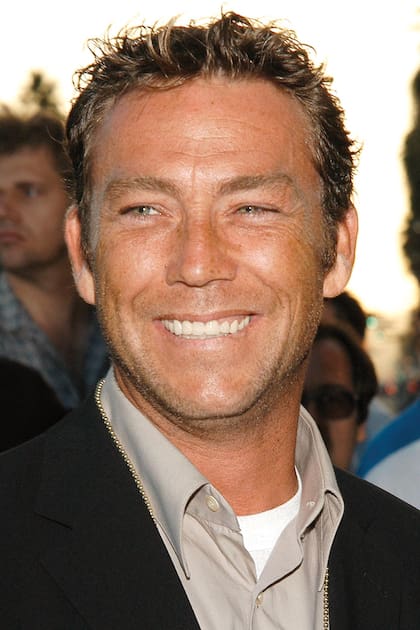 En una dramática pelea ocurrida en
2007, Griffin O’Neal quiso pegar a su
padre con un atizador de chimenea
y Ryan tomó su arma y le disparó
(afortunadamente no llegó a herirlo).
El actor fue arrestado y luego puesto en
libertad, previo pago de una fianza de
50 mil dólares.