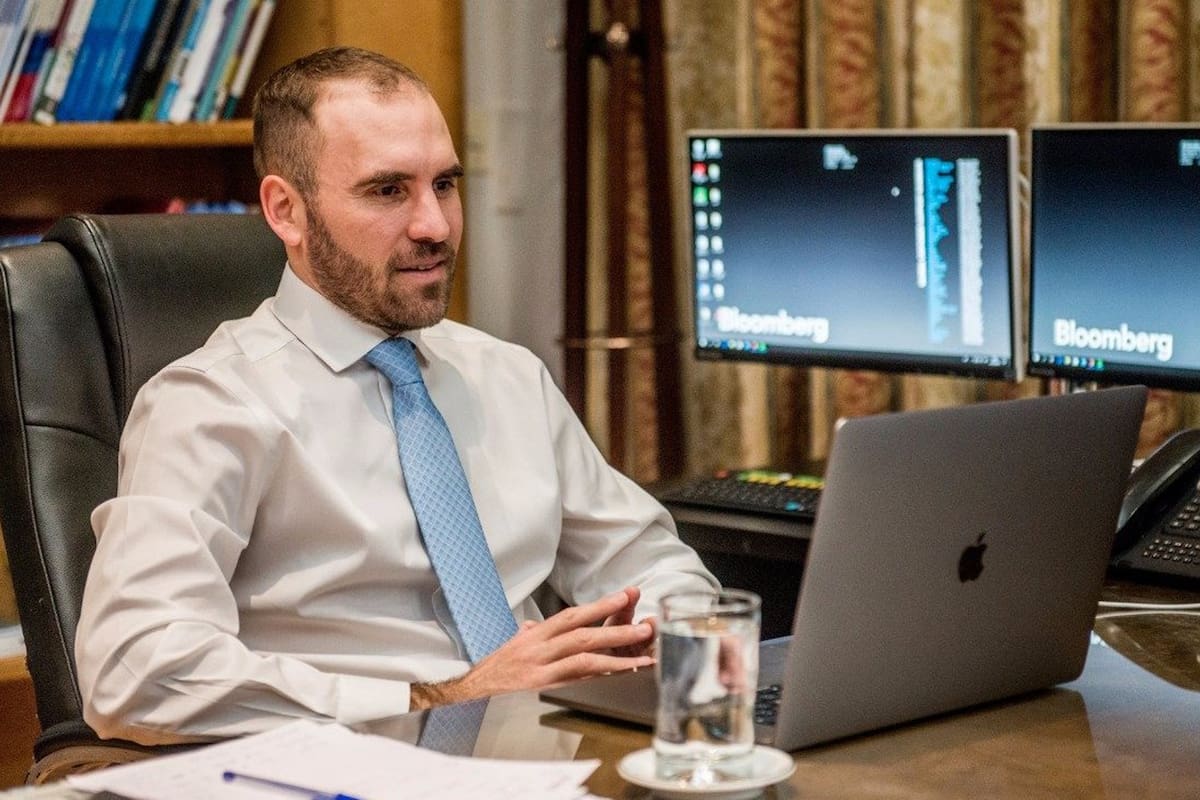 En una entrevista con LA NACION, el ministro de Economía sostuvo que el cepo cambiario no es una medida tomada para que se quede