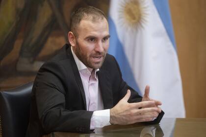 En una entrevista con LA NACION, el ministro de Economía sostuvo que el cepo cambiario no es una medida tomada para que se quede
