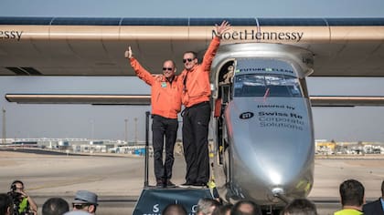 En una entrevista con LA NACION, los aventureros suizos Bertrand Piccard y André Borschberg cuentan sus anécdotas más memorables