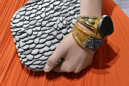 En una entrevista con The Business of Fashion, el diseñador reveló haber usado meteoritos encontrados en la Argentina para las piezas de la colección