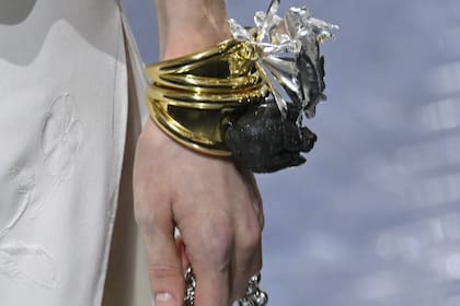 En una entrevista con The Business of Fashion, el diseñador reveló haber usado meteoritos encontrados en la Argentina para las piezas de la colección