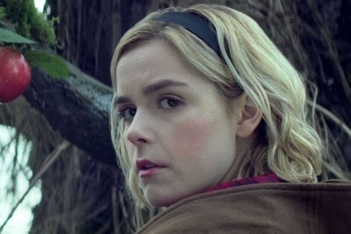 En una entrevista exclusiva, el showrunner habla del revival de Sabrina, la bruja adolescente, que promete más oscuridad y cuya primera temporada desembarca el viernes 26 en Netflix