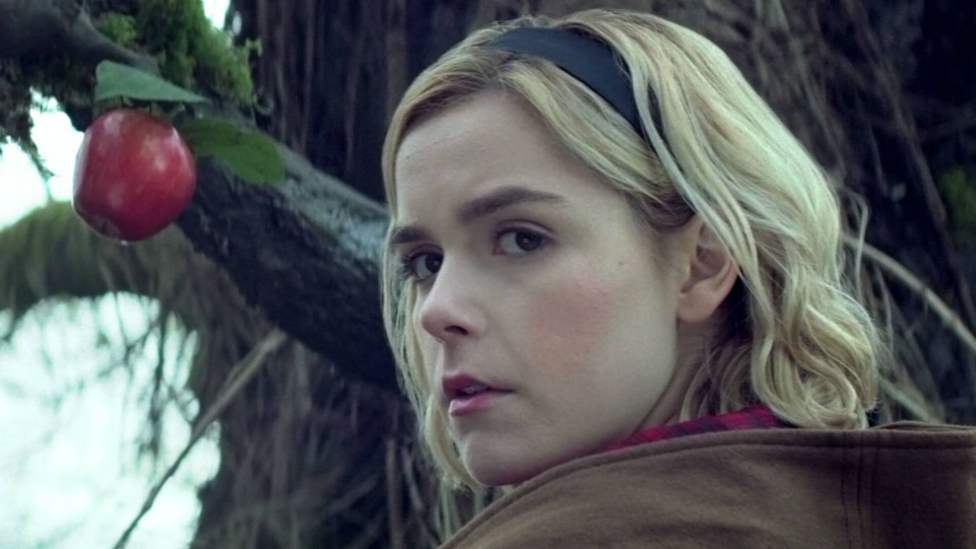 En una entrevista exclusiva, el showrunner habla del revival de Sabrina, la bruja adolescente, que promete más oscuridad y cuya primera temporada desembarca el viernes 26 en Netflix