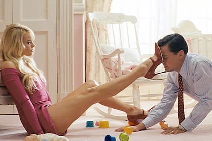 En una escena de El lobo de Wall Street, junto a Leonardo DiCaprio