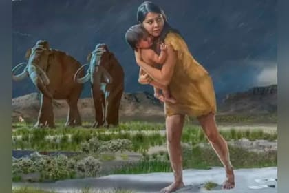 En una escena de la edad de hielo, una mujer sosteniendo a un niño a orillas del antiguo lago Otero deja las huellas en el barro.