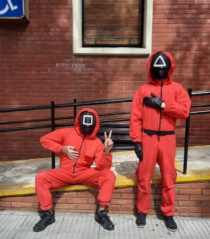 En una escuela electoral de San Cristóbal aparecieron dos personas disfrazadas de El juego del calamar