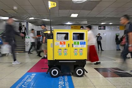 En una estación de Metro están siendo probados unos cestos de basura robotizados