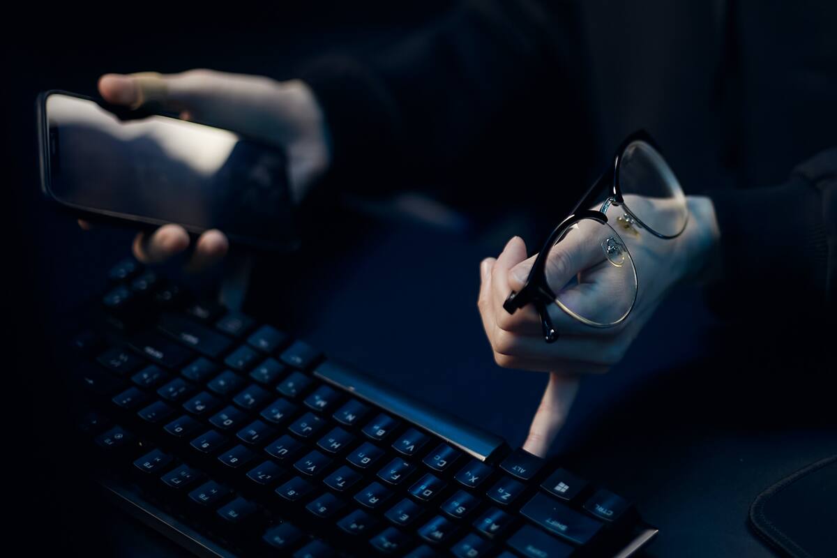 En una estafa telefónica, le robaron 32 millones de dólares a una mujer de 90 años