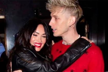 En una extraña ceremonia, Megan Fox y Machine Gun Kelly sellaron su compromiso