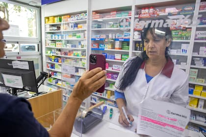 En una farmacia de Vicente López, ya les recuerdan a los clientes la nueva reglamentación que comienza a regir desde el miércoles