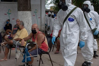 En una favela de Río, un operativo de desinfección