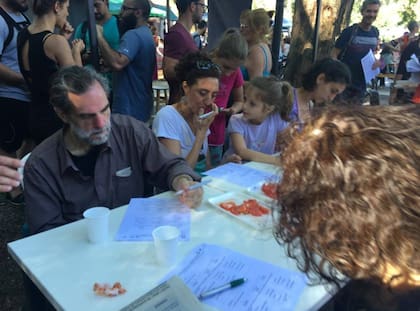En una feria 600 personas degustaron, sin saber a qué variedad correspondía, distintos tipo de tomates