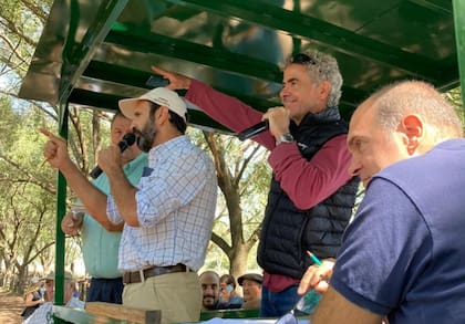 En una feria, Alfonso Monasterio remata arriba del carro