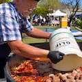 Tras el uso de un balde de glifosato para transportar chorizos, una entidad advierte: “No puede usarse para cocinar”