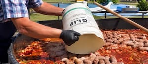 Tras el uso de un balde de glifosato para transportar chorizos, una entidad advierte: “No puede usarse para cocinar”