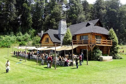 En una finca de Villa La Angostura, unas 80 personas participaron de la comida