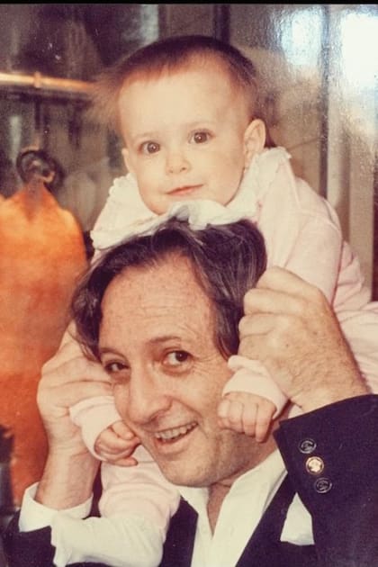 En una foto de cuando era una beba junto a su padre, el banquero Jorge Garfunkel, que murió en 1998, cuando María Toscana tenía 4 años.