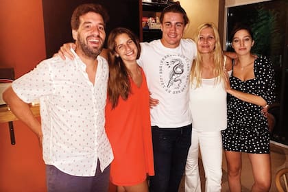 En una foto familiar con los mellizos Stefano y Brenda Di Aloy, su hija mayor, Bárbara Cóppola, y su yerno, Marcos Urcola.