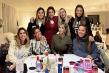 En una foto grupal, se pudo ver a Wanda Nara celebrar su cumpleaños junto a varias de sus amigas frente a la mesa