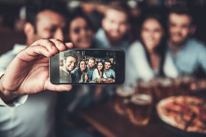 En una foto individual o grupal se puede incluir al artista favorito y obtener una imagen en estilo Polaroid