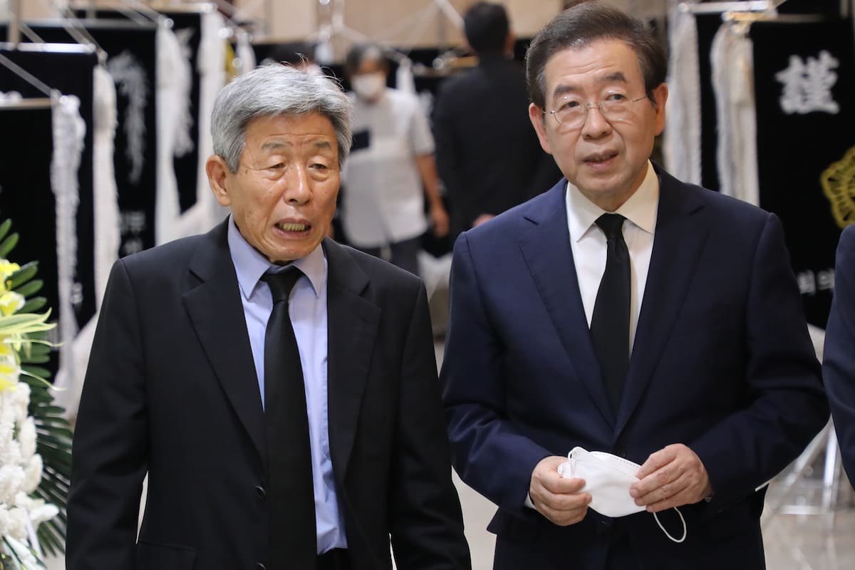 En una foto tomada el 6 de julio de 2020, el alcalde de Seúl, Park Won-soon (derecha) asiste a una ceremonia fúnebre para el ex gobernador provincial Ahn Hee-jung, en Seúl