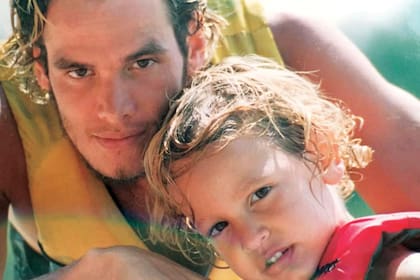 En una foto vintage junto a su papá, Emanuel Ortega. “Por el apellido Ortega a veces siento que tengo que cumplir cierta expectativa, y no soy tan fan de eso. Pero también ayuda a abrir puertas...”, revela.