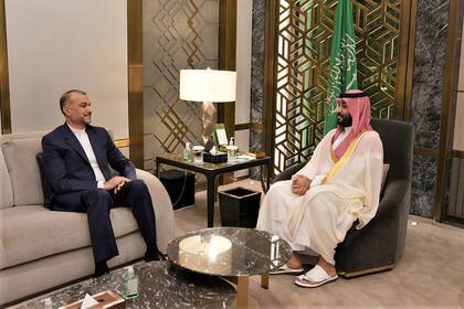En una fotografía emitida por el Ministerio del Exterior iraní, el ministro Hossein Amirabdollahian, izquierda, conversa con el príncipe heredero saudí Mohammed bin Salman, en Yeda, Arabia Saudí, el viernes 18 de agosto de 2023. (Ministerio del Exterior iraní vía AP)