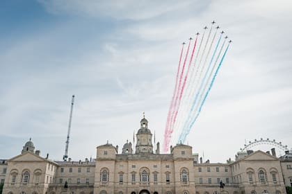 En una fotografía publicada por el Ministerio de Defensa británico el 8 de mayo de 2020, las Flechas Rojas de la Royal Air Force realizan un despegue aéreo en el centro de Londres para conmemorar el 75 aniversario del Día de la Victoria en Europa
