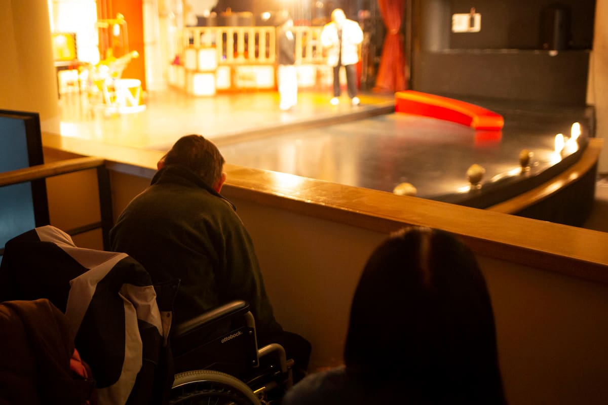 En una función distendida, la luz de la sala no se apaga nunca