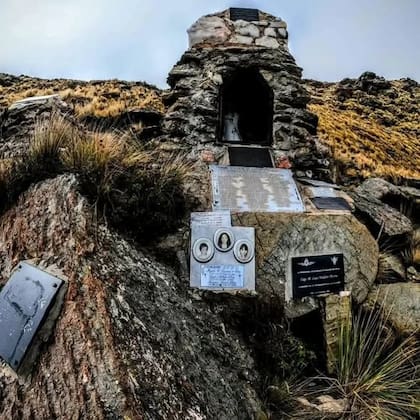 En una gruta hay un ícono de la Virgen de Loreto, patrona de la aviación (Foto: @natanaelpaolucci)