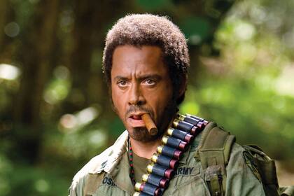 En Una guerra de película (2008), Robert Downey Jr. aparecía bajo mucha capa de maquillaje y látex como Kirk Lazarus, un actor que se somete a un tratamiento de pigmentación para dar vida a un afroamericano en un filme.