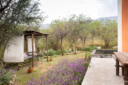 En una hectárea con vista a las montañas y el valle se reparten las cuatro cabañas