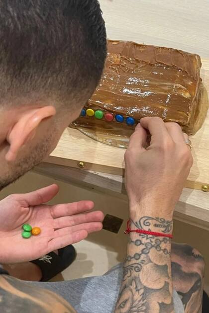 En una historia de Instagram de Wanda, se pudo ver a Icardi decorando una tradicional chocotorta con confites y miniaturas de Pokémon
