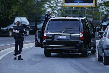 En una imagen de 2014, una policía se acerca al auto donde fueron asesinados Pastor y su chofer