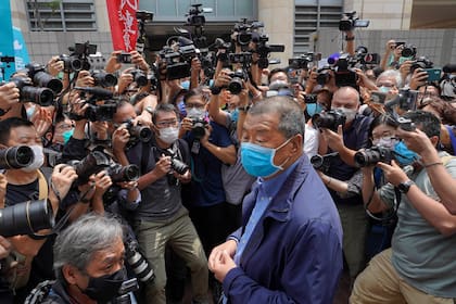 En una imagen de 2020, Lai, al centro y con mascarilla, llega a un tribunal para enfrentar cargos relacionados con protestas,