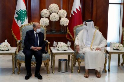 En una imagen proporcionada por el gobierno de Líbano, el emir de Qatar, jeque Tamim bin Hamad Al Thani, derecha, dialoga con el presidente libanés Michel Aoun, en Doha, Qatar, el lunes 29 de noviembre de 2021. (Dalati Nohra/Fotógrafo Oficial del Gobierno Libanés vía AP)