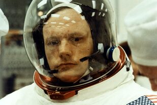 En una imagen proporcionada por la NASA, el comandante de la misión Apollo 11, Neil Armstrong, en el Centro Espacial Kennedy en Titusville, Florida, en 1969