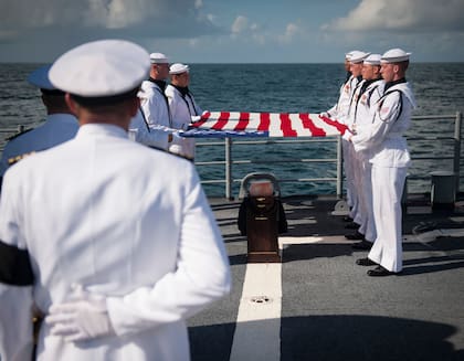 En una imagen proporcionada por la NASA, el comandante de la misión del Apolo 11, Neil Armstrong, es sepultado en el mar, el 14 de septiembre de 2012