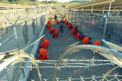 En una imagen publicada por el Departamento de Defensa, los primeros 20 detenidos llevados a la Base Naval de Guantánamo, son mantenidos en un recinto de alambre de púas poco después de su llegada el 11 de enero de 2002.