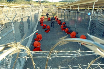 En una imagen publicada por el Departamento de Defensa, los primeros 20 detenidos llevados a la Base Naval de Guantánamo, son mantenidos en un recinto de alambre de púas poco después de su llegada el 11 de enero de 2002.